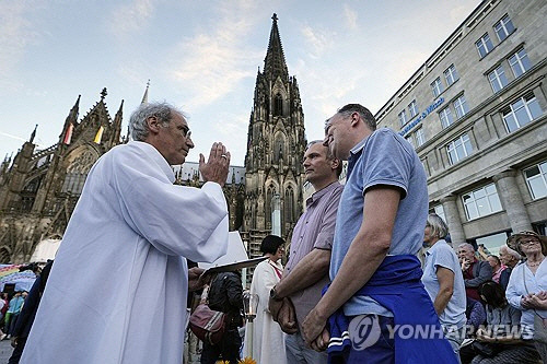 독일 쾰른 대성당 앞에서 축복받는 동성 커플. [AP=연합뉴스]